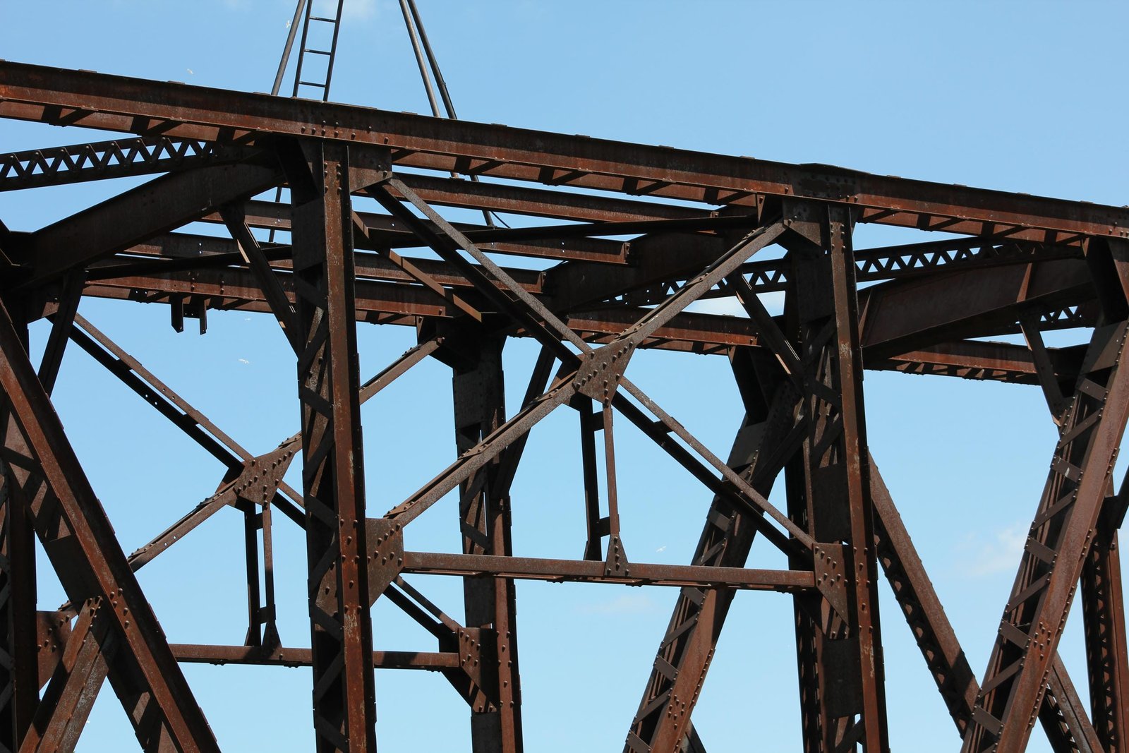 Sway bracing at center of span